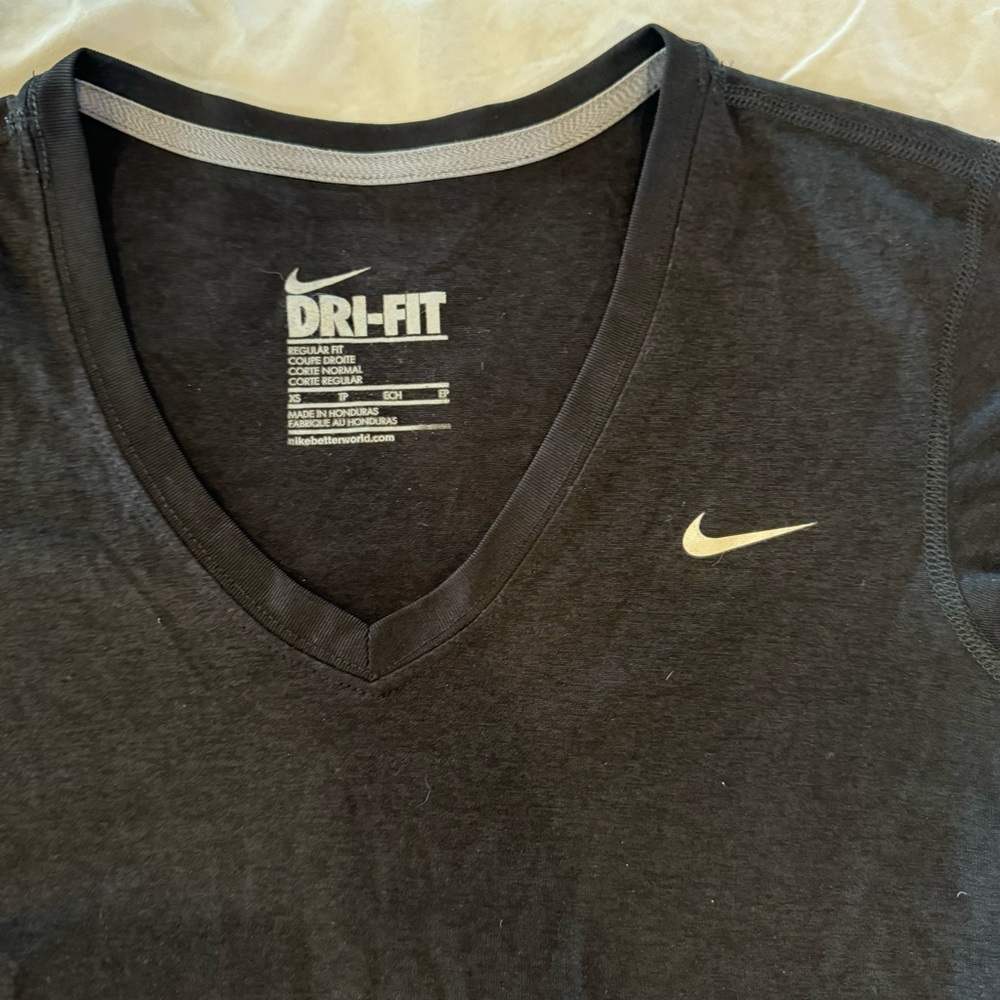 Nike Dri-Fit Regular Fit Black Tee Size XS - Picture 2 of 3